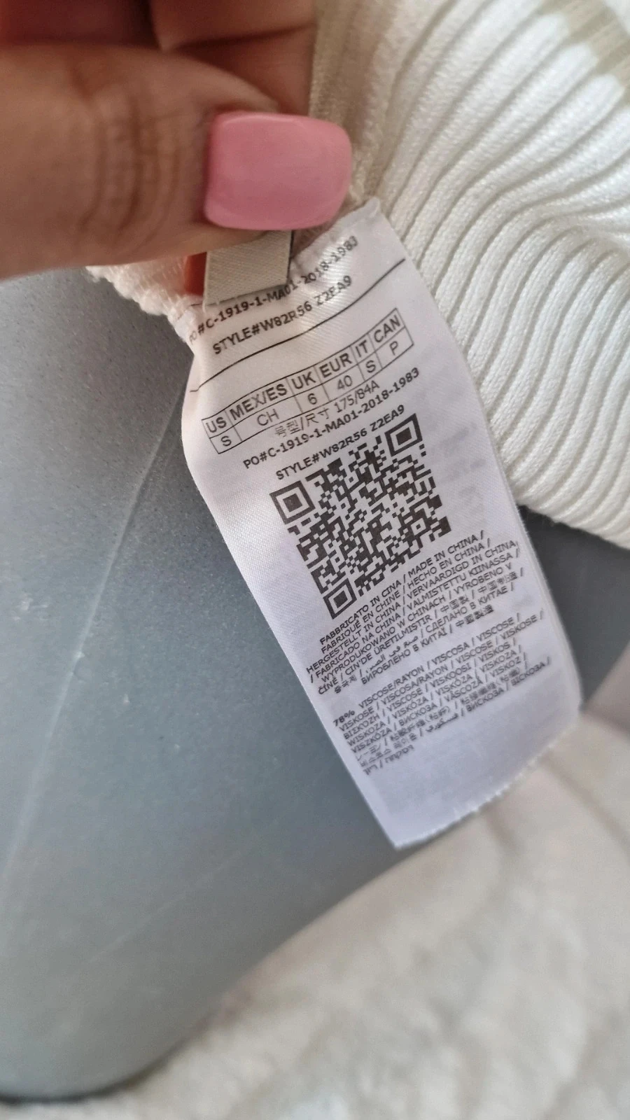 Suéter Guess blanco crema con hombros descubiertos mangas trenzadas T40 – photo 15